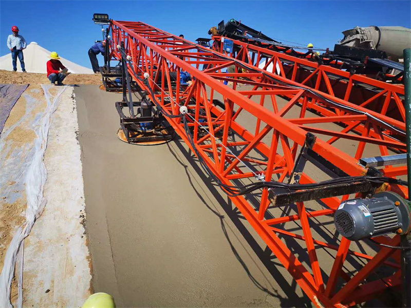 大型斜坡渠道襯砌機抹光工序